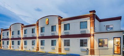 Super 8 Douglas