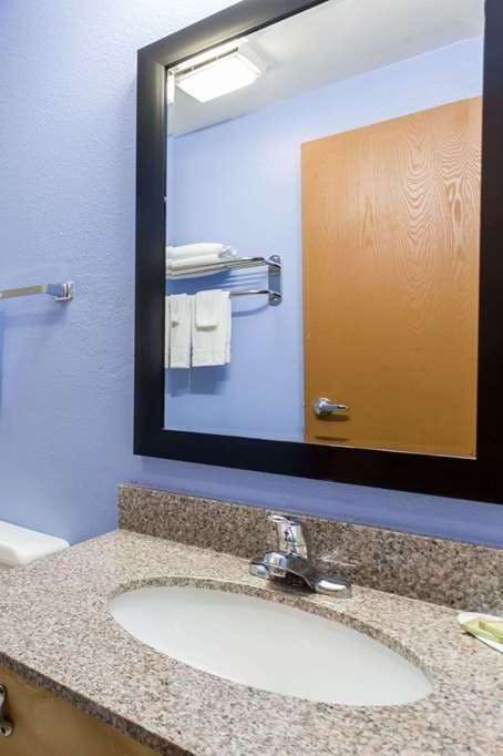 Hotel Super 8 by Wyndham Douglas, WY photo 5