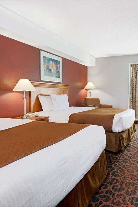 Hotel Ramada by Wyndham Niagara Falls/Fallsview photo 2