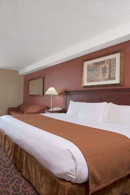 Hotel Ramada by Wyndham Niagara Falls/Fallsview photo 1