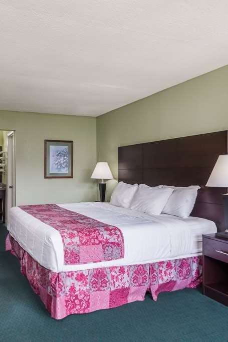 Hotel Days Inn by Wyndham Jellico - Tennessee State Line photo 1