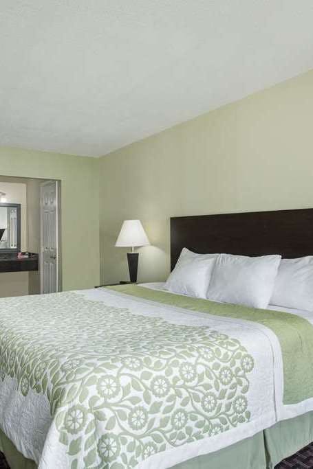 Hotel Days Inn by Wyndham Jellico - Tennessee State Line photo 2