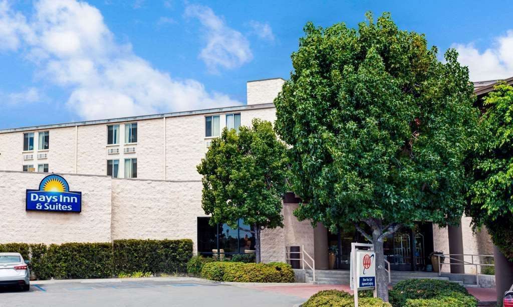 Days Inn & Suites by Wyndham Fullerton