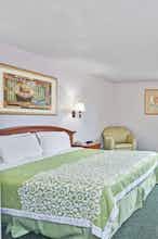 Hotel Days Inn And Suites Fullerton photo 1