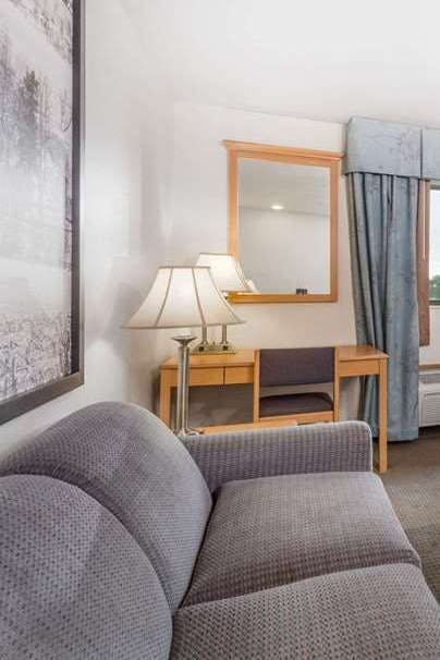 Hotel Super 8 by Wyndham Monroe WI photo 5
