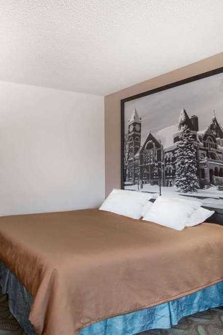 Hotel Super 8 by Wyndham Monroe WI photo 2