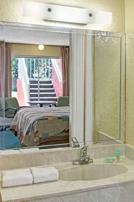 Hotel DI Cocoa Cruiseport W I-95/524 photo 4