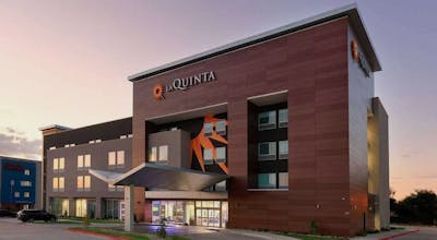 La Quinta Inn & Suites by Wyndham Dallas/Fairpark
