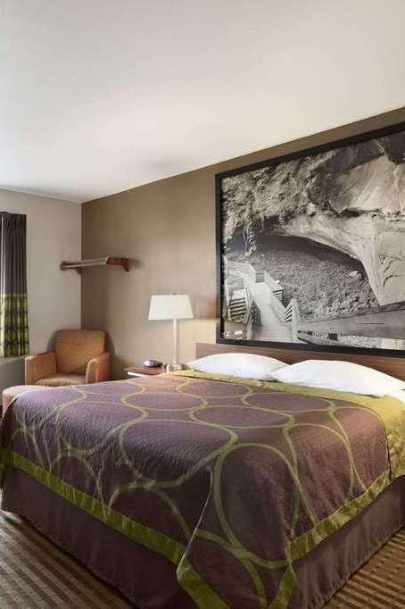 Hotel Super 8 by Wyndham Fremont NE photo 1