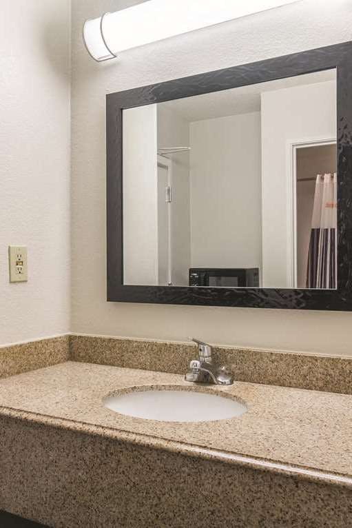 Hotel Wingate by Wyndham Brunswick GA / I-95 photo 3