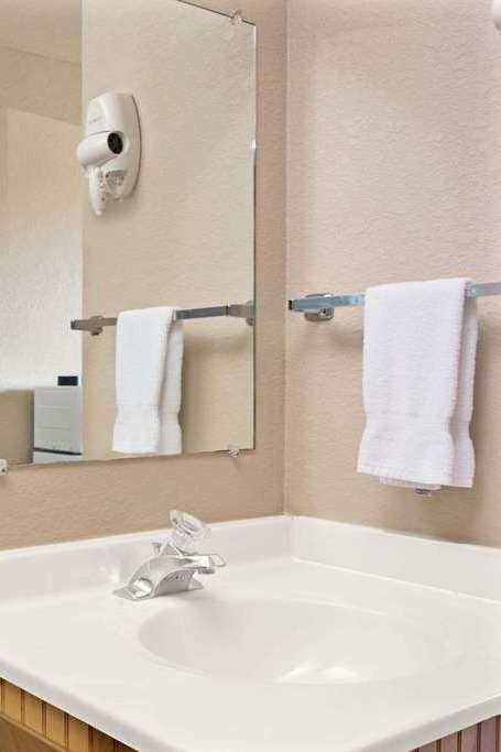 Hotel Super 8 by Wyndham Spokane/West photo 5