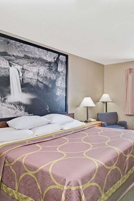 Hotel Super 8 by Wyndham Spokane/West photo 1
