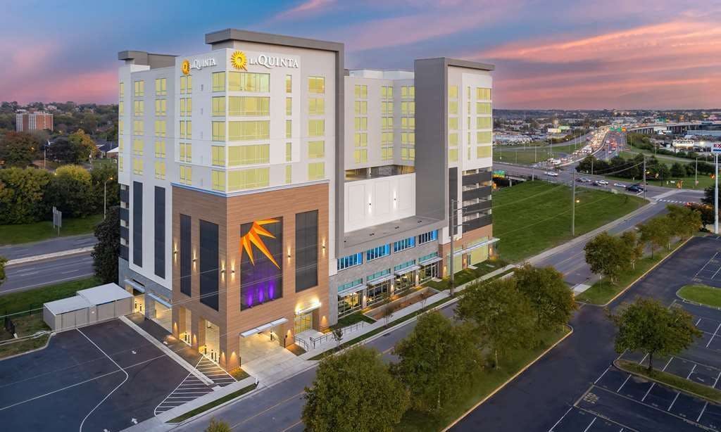 La Quinta Inn & Suites by Wyndham Nashville Downtown/Stadium