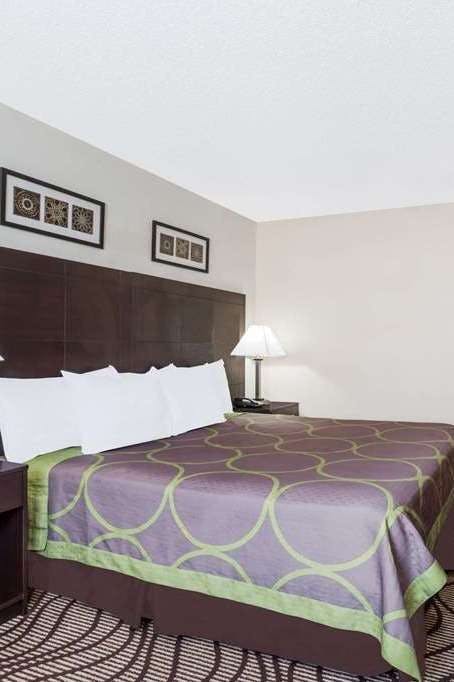 Hotel Super 8 by Wyndham Tappahannock VA photo 1