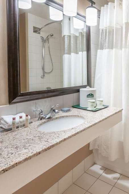 Hotel Wingate by WY Edmonton West photo 4