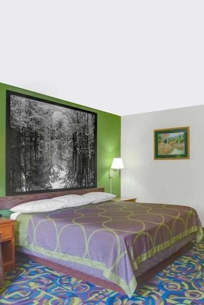 Hotel Super 8 by Wyndham Radford VA photo 1