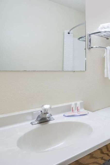 Hotel Super 8 by Wyndham Radford VA photo 5