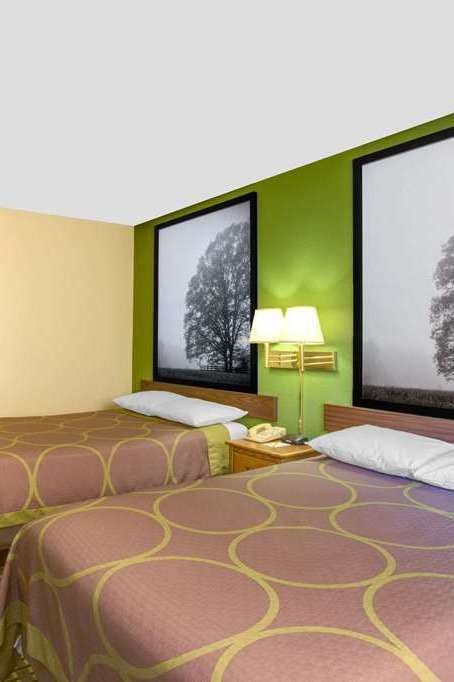 Hotel Super 8 by Wyndham Radford VA photo 3