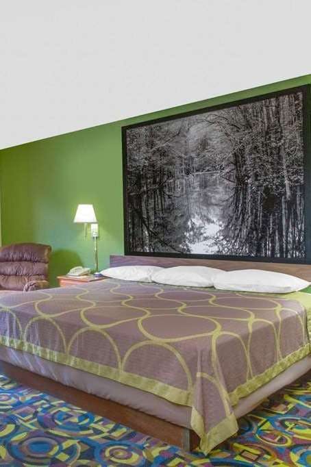 Hotel Super 8 by Wyndham Radford VA photo 2