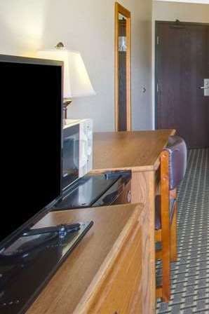 Hotel Super 8 by Wyndham Radford VA photo 4