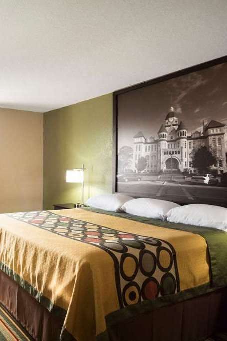 Hotel Super 8 by Wyndham Joplin photo 2
