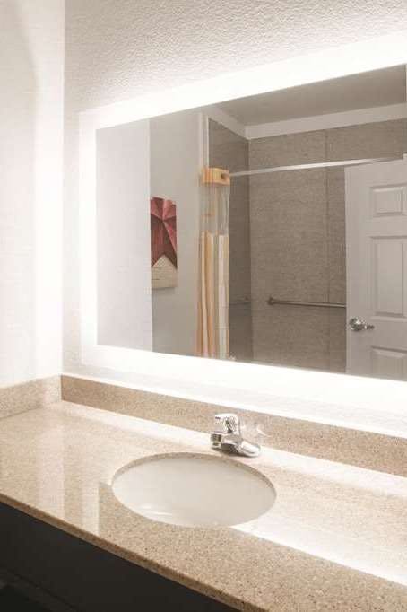 Hotel La Quinta Inn & Suites by Wyndham Mansfield TX photo 4