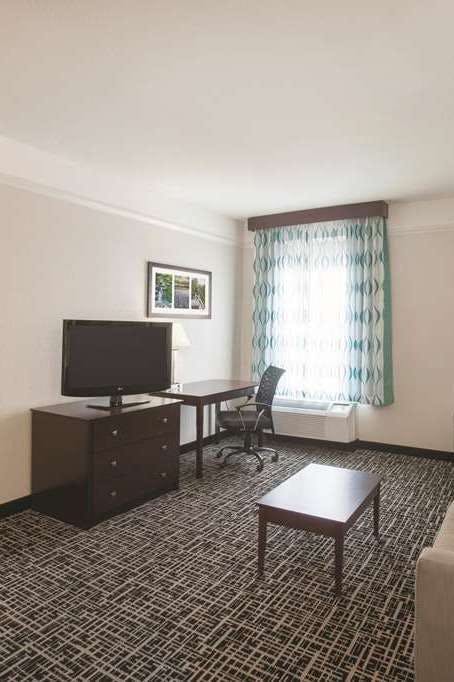 Hotel La Quinta Inn & Suites by Wyndham Mansfield TX photo 3