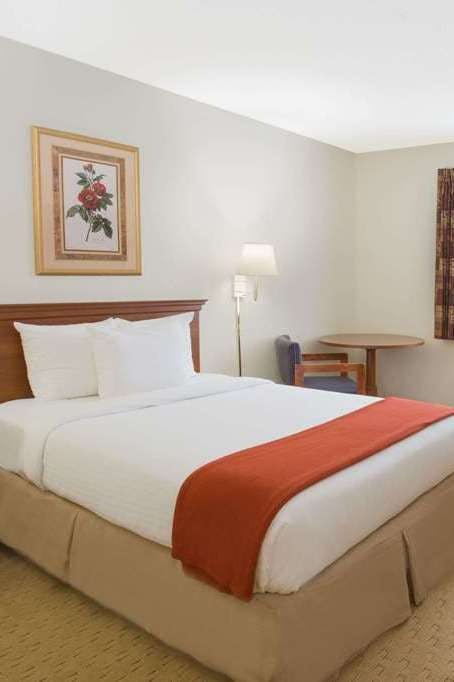 Hotel Baymont by Wyndham Freeport photo 2