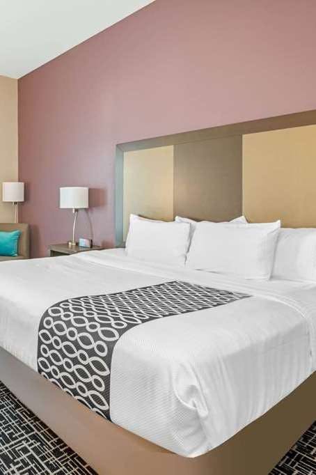 Hotel La Quinta Inn & Suites by Wyndham Weatherford OK photo 2
