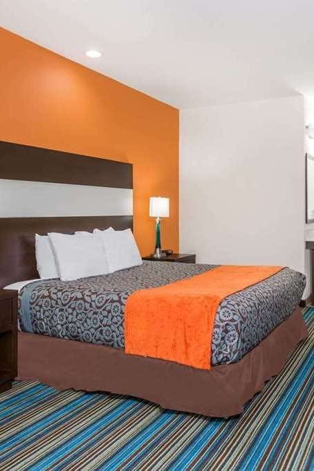 Hotel Days Inn & Suites by Wyndham Katy photo 1