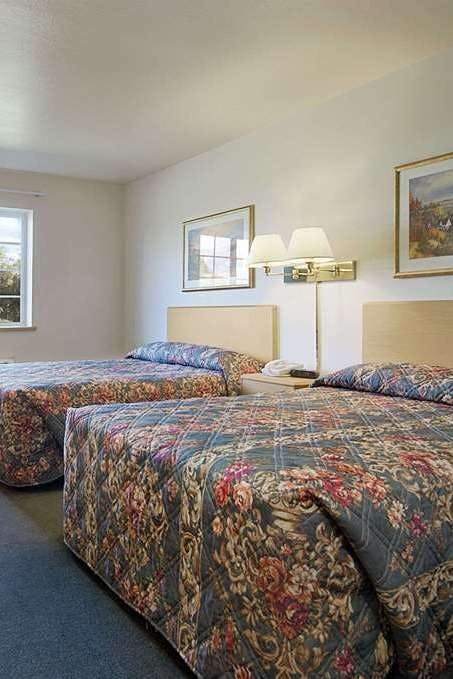 Hotel Super 8 Ava photo 2