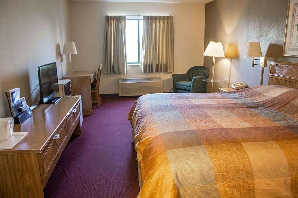 Hotel Baymont Inn and Suites by Wyndham Harvard, IL photo 1