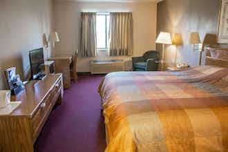 Hotel Baymont Harvard, IL photo 1