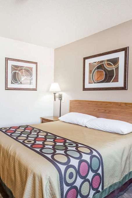 Hotel Super 8 by Wyndham Lewisburg photo 1