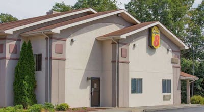 Super 8 by Wyndham Lewisburg