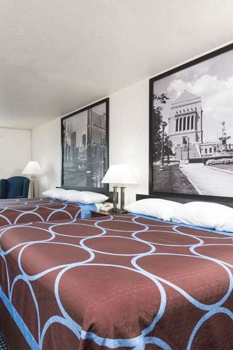 Hotel Super 8 by Wyndham Greenfield photo 2