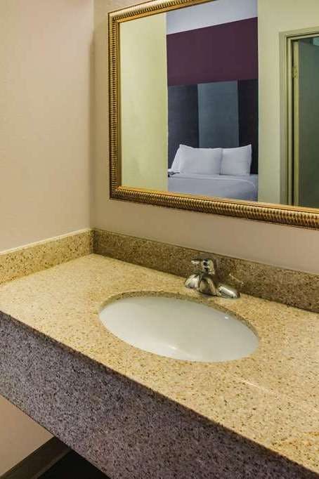 Hotel La Quinta Inn by Wyndham Indianapolis North at Pyramids photo 5