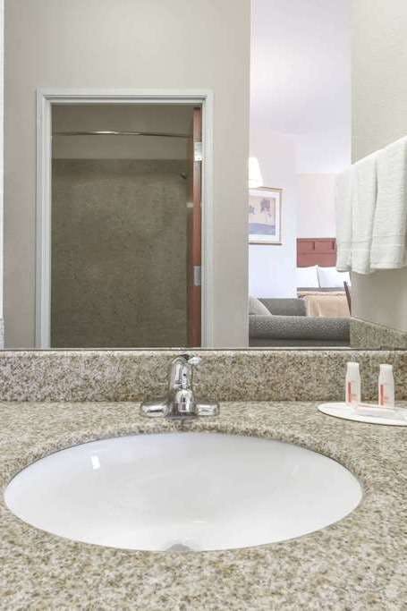 Hotel Super 8 by Wyndham Alvarado photo 4