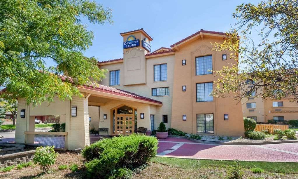 Days Inn & Suites by Wyndham Arlington Heights