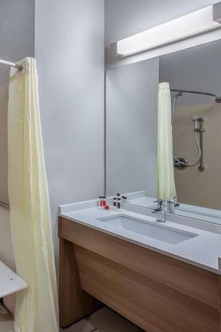 Hotel Microtel Inn & Suites by Wyndham College Station photo 4