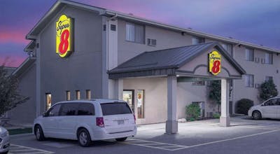 Super 8 by Wyndham Willmar