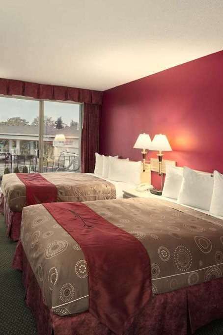 Hotel Travelodge Nanaimo BC photo 3