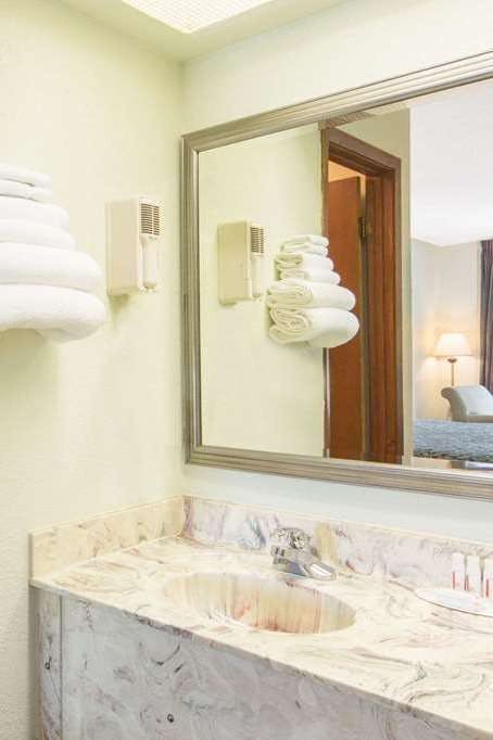 Hotel Days Inn by Wyndham West Point photo 4