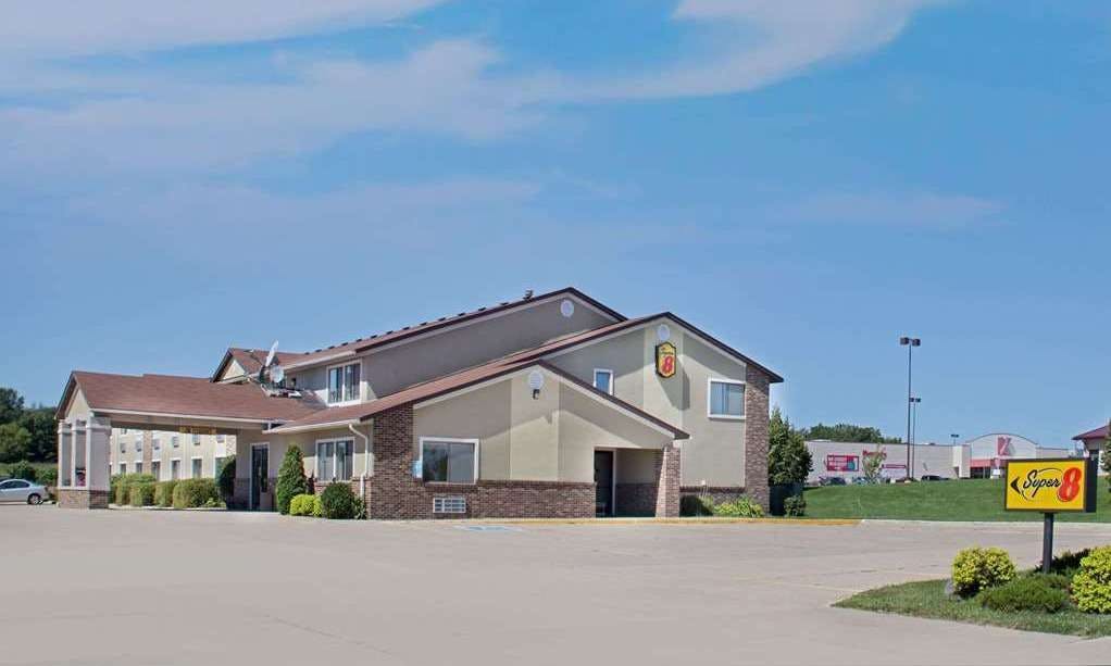 Super 8 by Wyndham Charles City