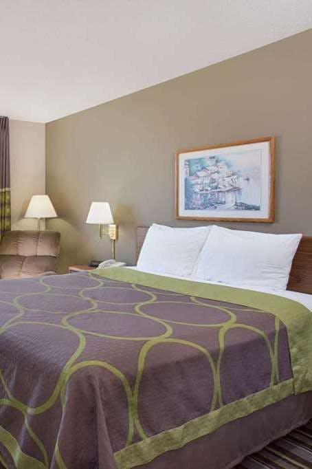 Hotel Super 8 by Wyndham Charles City photo 1