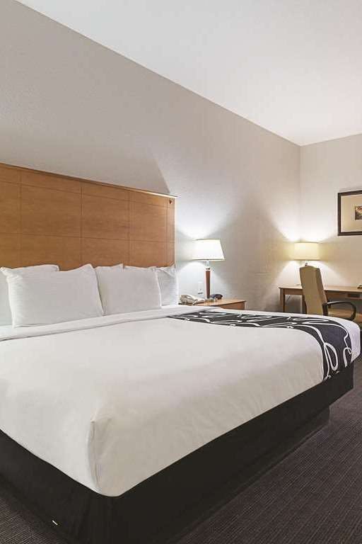 Hotel La Quinta Inn & Suites by Wyndham Alvarado photo 1