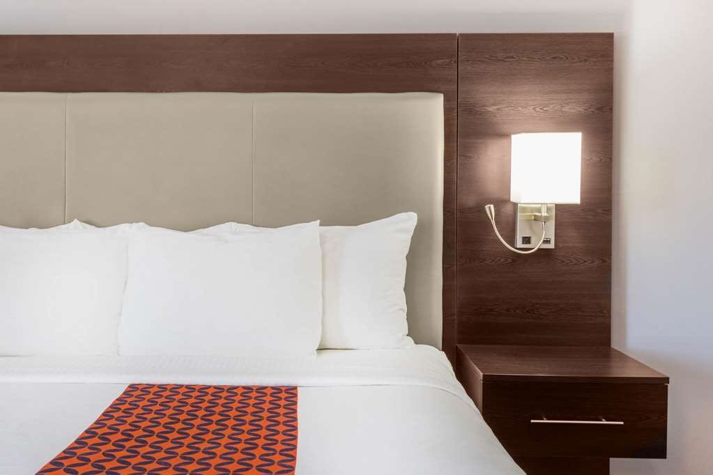 Hotel La Quinta Inn & Suites by Wyndham Rockford photo 4