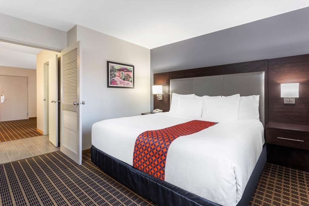 Hotel La Quinta Inn & Suites by Wyndham Rockford photo 3