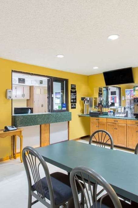 Hotel Super 8 by Wyndham Greensboro/Coliseum/Conv. photo 4