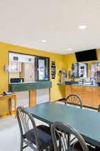 Hotel Super 8 by Wyndham Greensboro/Coliseum/Conv. photo 4